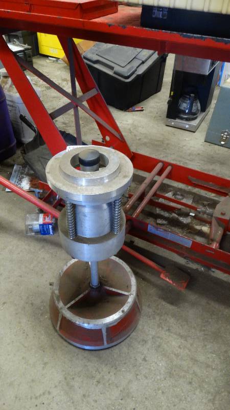 lot 5131 image: Manual wheel balancer.