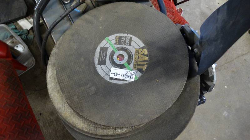 lot 5132 image: 8- Various size cut off wheels.