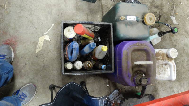 lot 5134 image: Weed killer, hydro oil, tube sealant and an empty container.