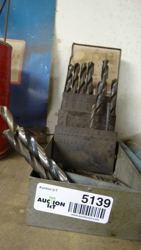 lot 5139 image: Large lot of large drill bits.