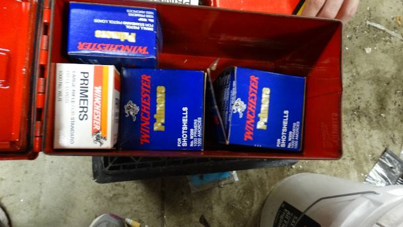 lot 5165 image: Ammo can with a lot of primers.