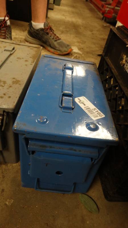 lot 5166 image: Ammo can with a lot of primers.