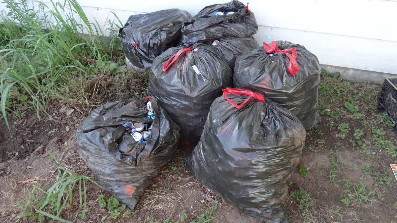 lot 5190 image: 6 bags of aluminum cans.