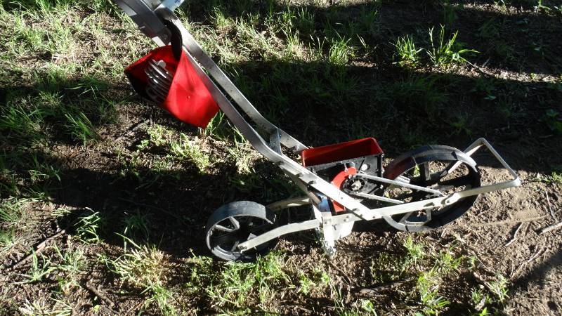 lot 5194 image: Earthway seeder.