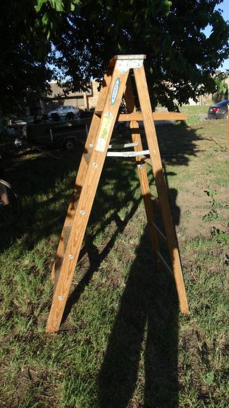 lot 5195 image: 6ft wood ladder.