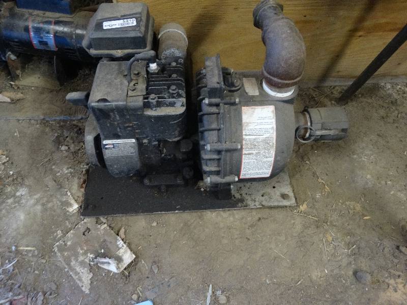 lot 5210 image: Pump with 3 12 HP briggs and stratton ,motor.
