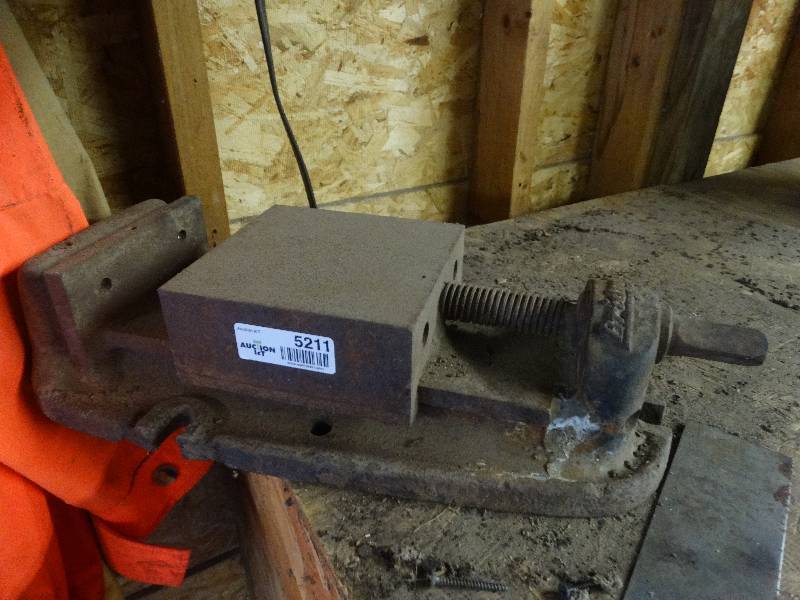 lot 5211 image: Bridgeport vice.