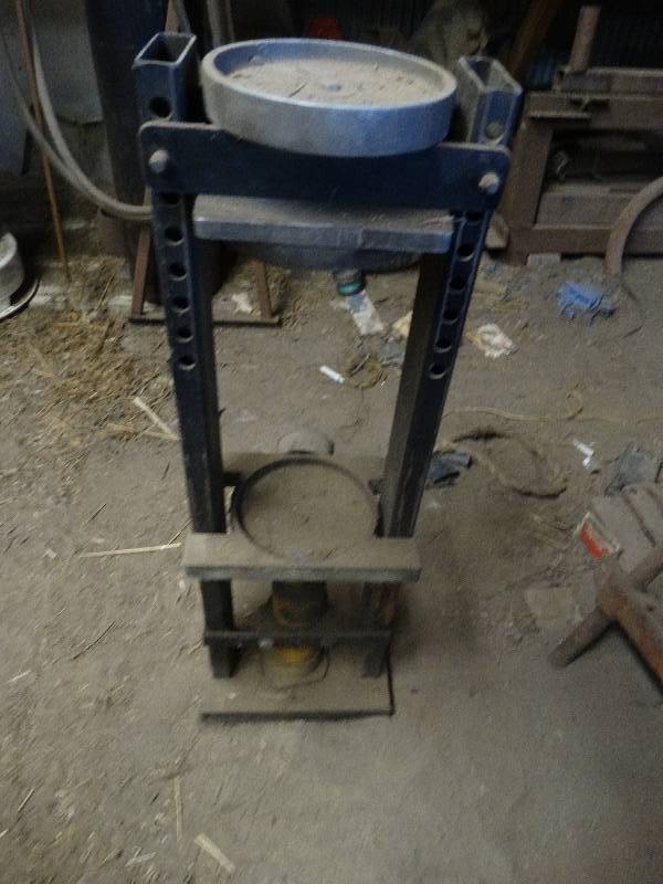 lot 5252 image: Bottle jack press.
