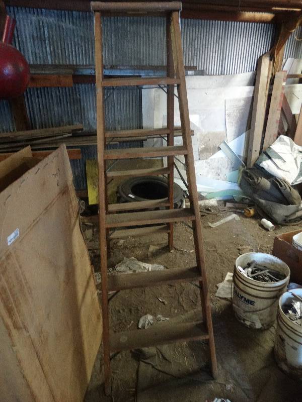 lot 5260 image: 6 wood ladder.