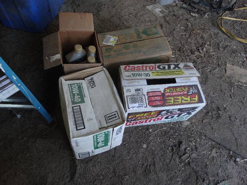 lot 5269 image: Large lot of motor oil.