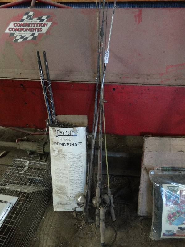 lot 5274 image: Fishing poles and bad mitten set.