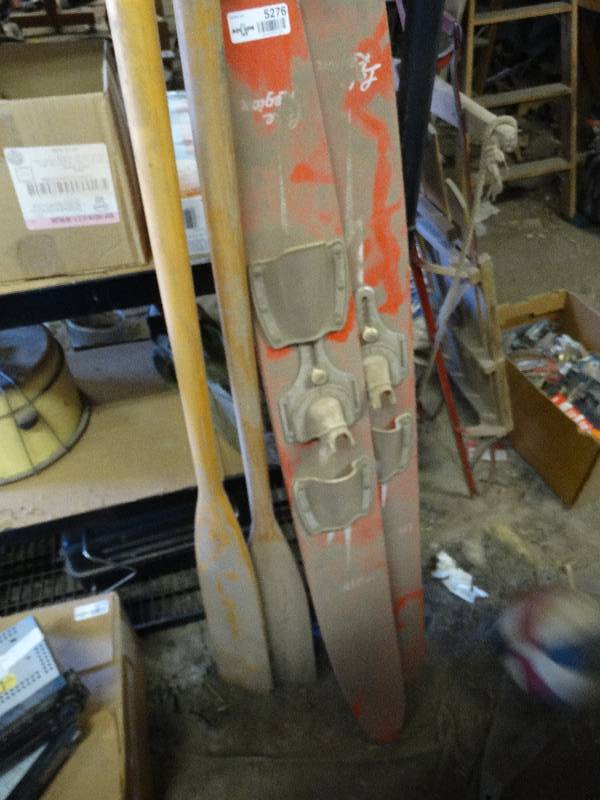 lot 5276 image: Old water skis and set of oars.