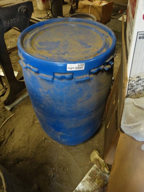 lot 5289 image: Plastic drum full of clean shop rags.
