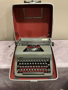 lot 47927 image: Royal Manual Typewriter