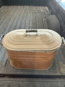 lot 47883 image: Metal Pot with Lid