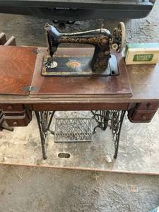 lot 47884 image: Antique Singer Sewing Machine