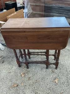 lot 47888 image: Wood Table