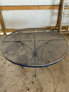 lot 47890 image: Metal Outdoor Table