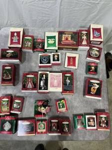 lot 47922 image: Box of Misc Hallmark Ornaments