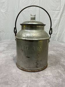lot 47925 image: Metal 4 Quart Can