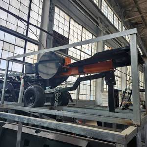 lot 2600 image: Unused Wolverine log splitter  LS-23-103W
