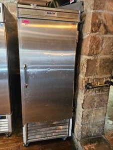 lot 7512 image: Leader ESLR30 Commercial Refrigerator with Den-Cut System