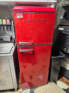lot 7516 image: Galanz GLR10TRDEFR Retro-Style Refrigerator 10 Cu.Ft Red