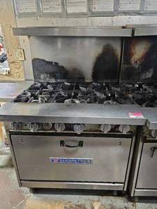 lot 7527 image: Bakers Pride 6-Burner Commercial Gas Range with Oven