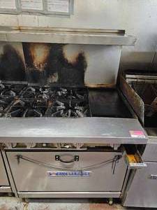 lot 7528 image: Bakers Pride Commercial Gas Range with 4 Burners and Griddle