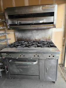 lot 7552 image: Southbend Commercial 8-Burner Gas Range with Salamander Broiler