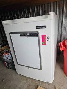 lot 7567 image: Magic Chef Mini Refrigerator White