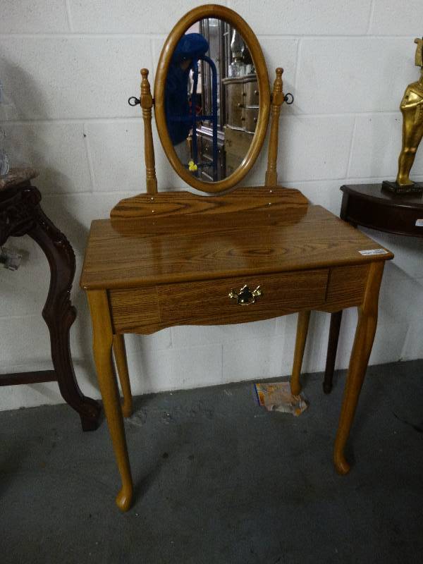 lot 3416 image: Vanity w mirror