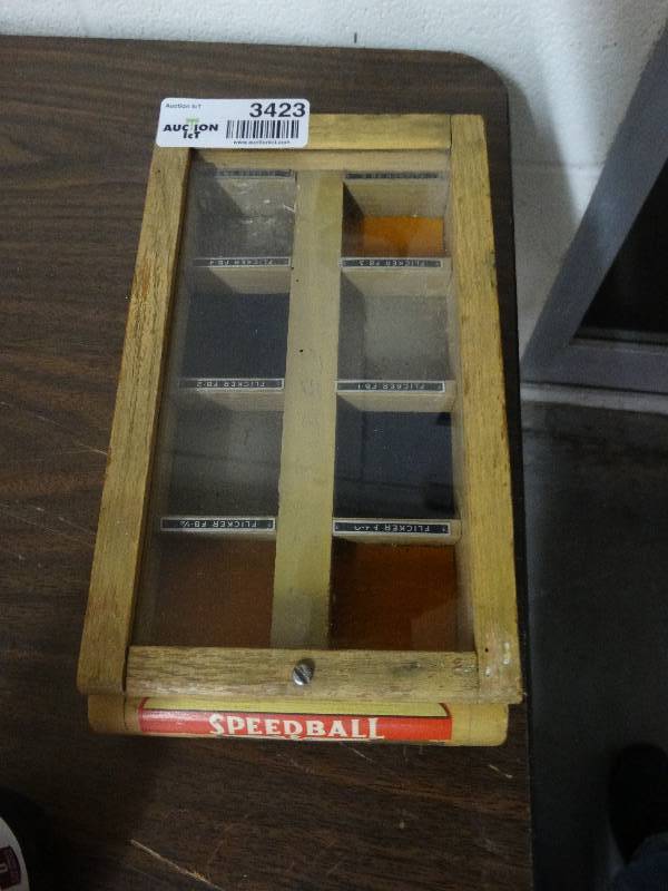lot 3423 image: Antique Speedball counter top display case