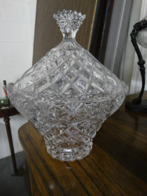 lot 3453 image: Crystal lidded candy dish