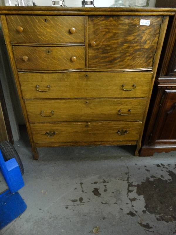 lot 3458 image: Vintage 5 drawer chest