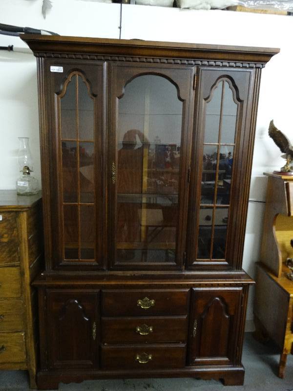 lot 3459 image: Broyhill 2 pc lighted china cabinet