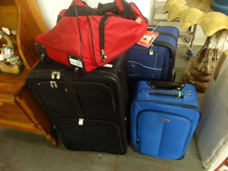 lot 3464 image: Lot of various luggage