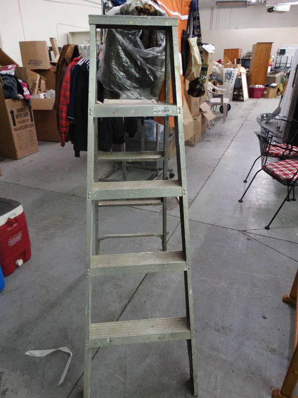 lot 3471 image: Aluminum step ladder