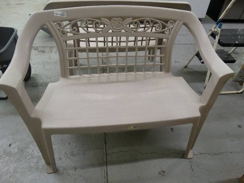 lot 3481 image: Plastic patio bench