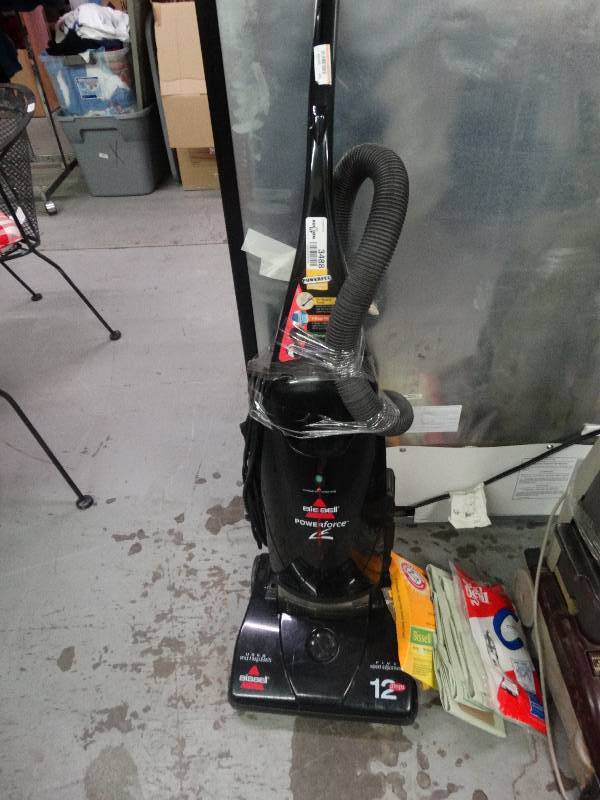 lot 3488 image: Bissell vacuum w bags