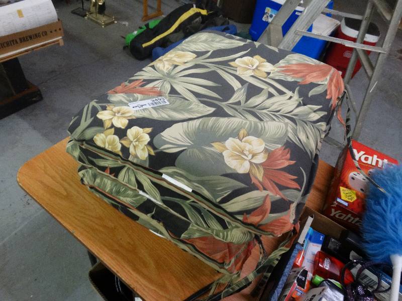 lot 3493 image: 4 chair pads
