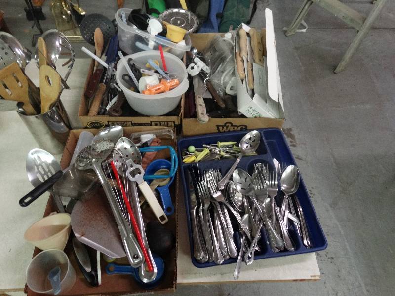 lot 3496 image: Large lot of silverware & various kitchen utensils