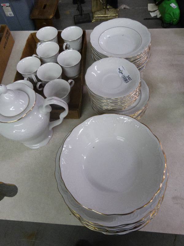 lot 3497 image: Gibson 43 pc china set