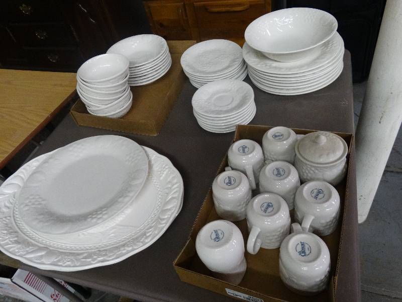 lot 3503 image: 50 pc Gibson china set