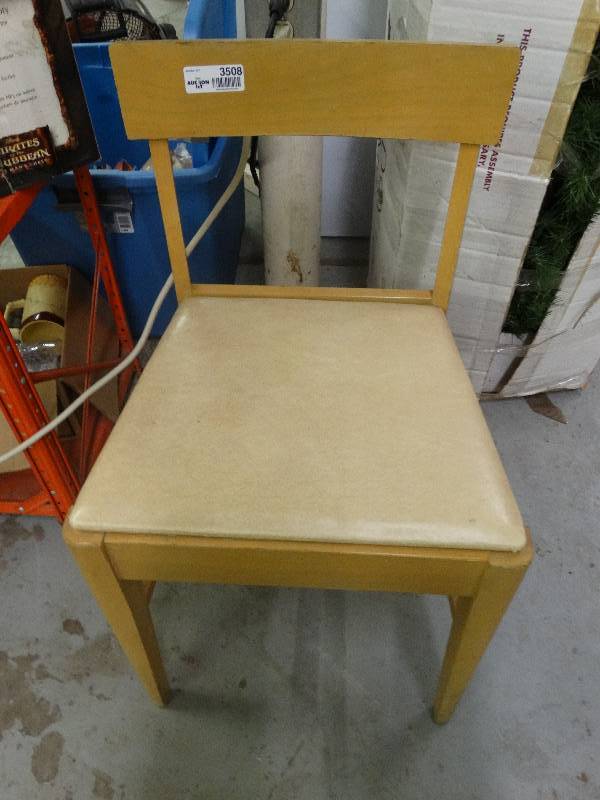 lot 3508 image: Vintage wood chair