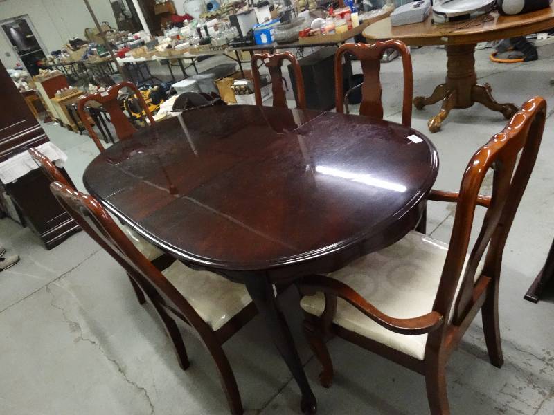 lot 3519 image: 7 pc dining room set- table w 6 chairs