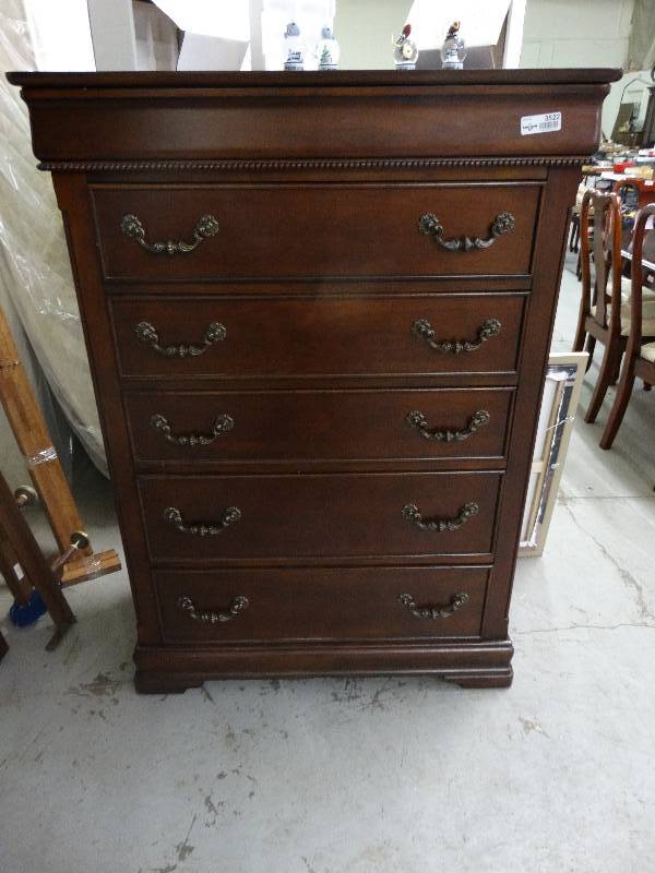 lot 3522 image: 5 Drawer Chest of Drawers - Matches Lot #3521