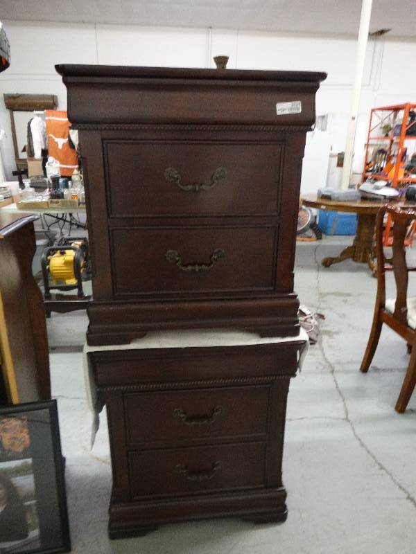 lot 3524 image: 2 - 2 Drawer Night Stands - Match Lot # 3521,