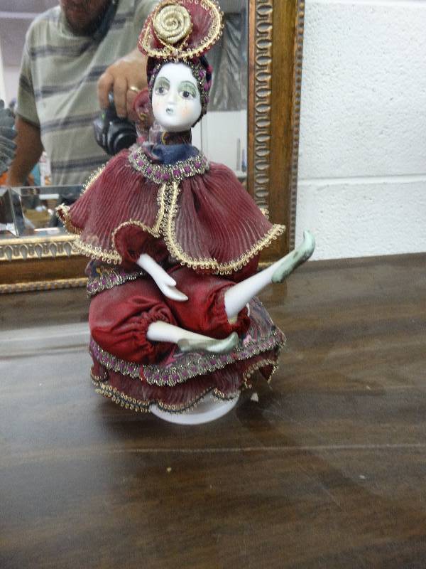 lot 3547 image: Porcelain Oriental Lady MotionMusic Box