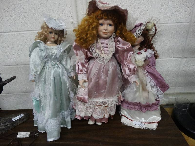 lot 3556 image: 3 Porcelain Dressy Dolls wStands.
